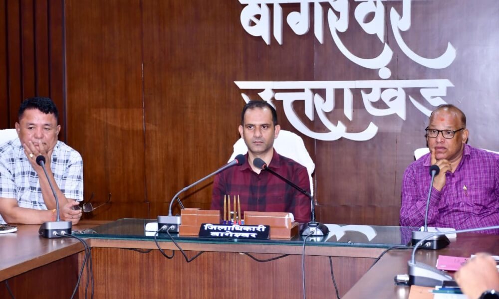 बागेश्वर: जिलाधिकारी ने सीएम हेल्पलाइन शिकायतों के त्वरित निस्तारण के दिए निर्देश