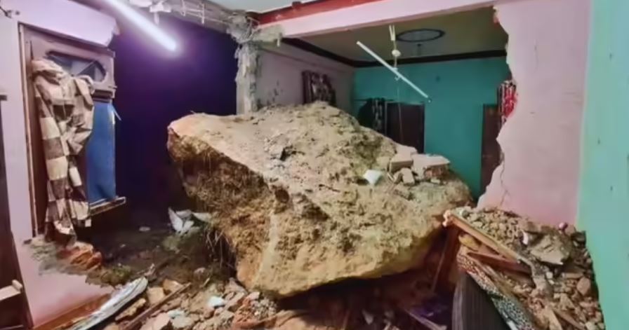 पिथौरागढ़ पिथौरागढ़ में पहाड़ से गिरा पत्थर, मकान की दीवार तोड़कर घुसा, बच्चे की मौत, चार घायलमें पहाड़ से गिरा पत्थर, मकान की दीवार तोड़कर घुसा, बच्चे की मौत, चार घायल